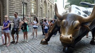 People queue beside the bronze bull in the Financial district which has become a Wall Street icon in New York City, 18 July, 2013. (Xinhua/Wang Lei)
