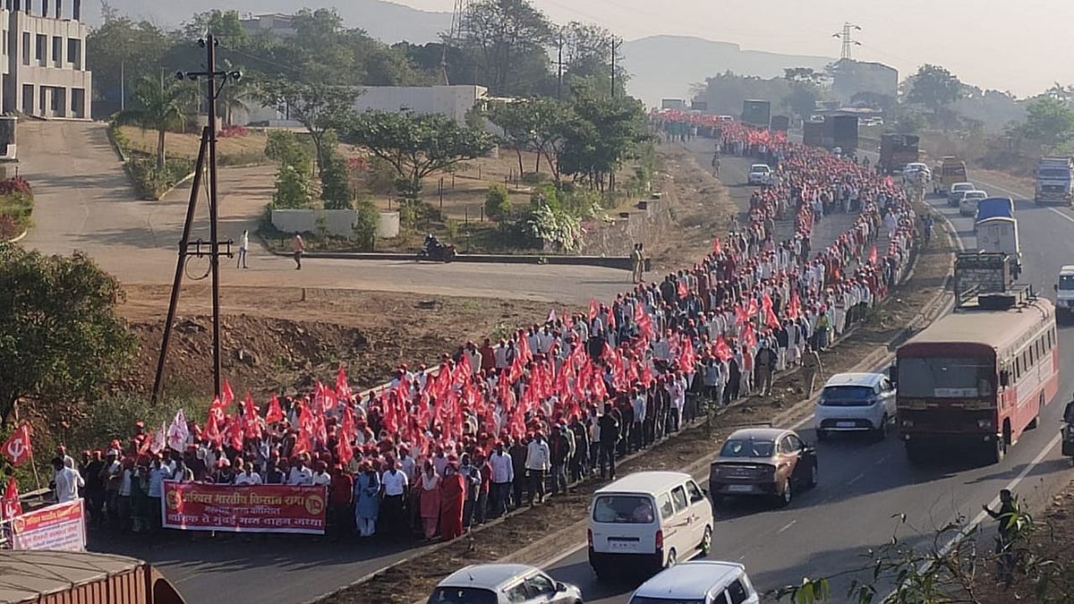 Thousands of farmers have descended on the Nashik-Mumbai highway. 