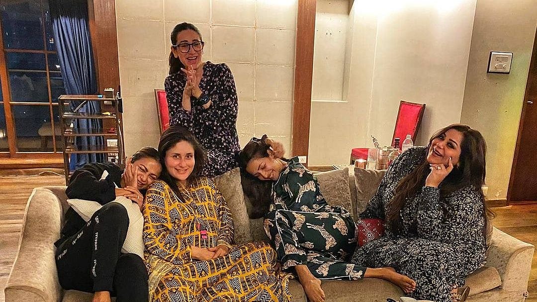 Kareena Kapoor with Karisma, Malaika Arora and others.