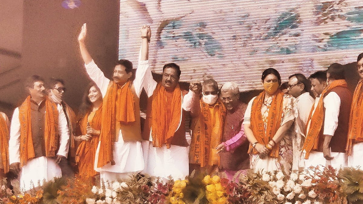 Taking the dias at the Dumurjala rally before the Home Minister, Smriti Irani addressed the crowd in Bengali.
