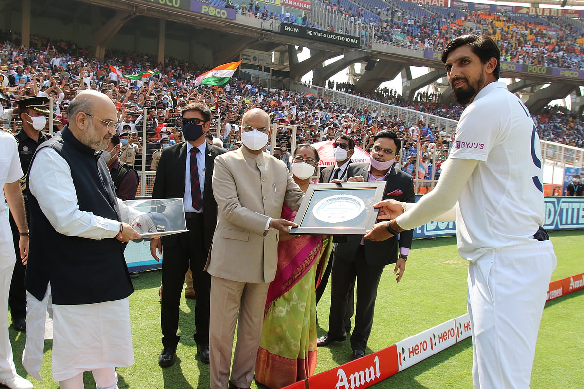 President Ram Nath Kovind and Home Minister Amit Shah break safety protocols while congratulating Ishant Sharma.
