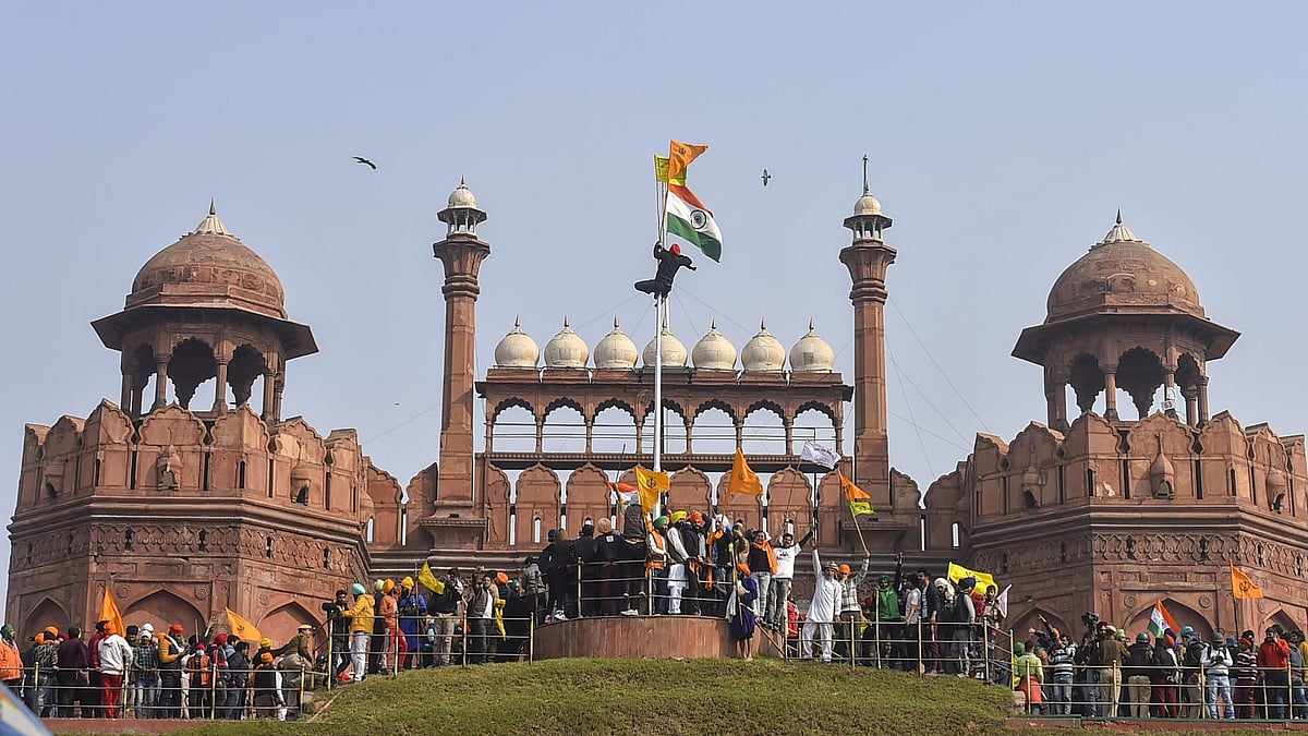 Protesters were seen hoisting flags at the Red Fort during the ‘tractor rally’ amid the 72nd Republic Day celebrations, on 26 January. 