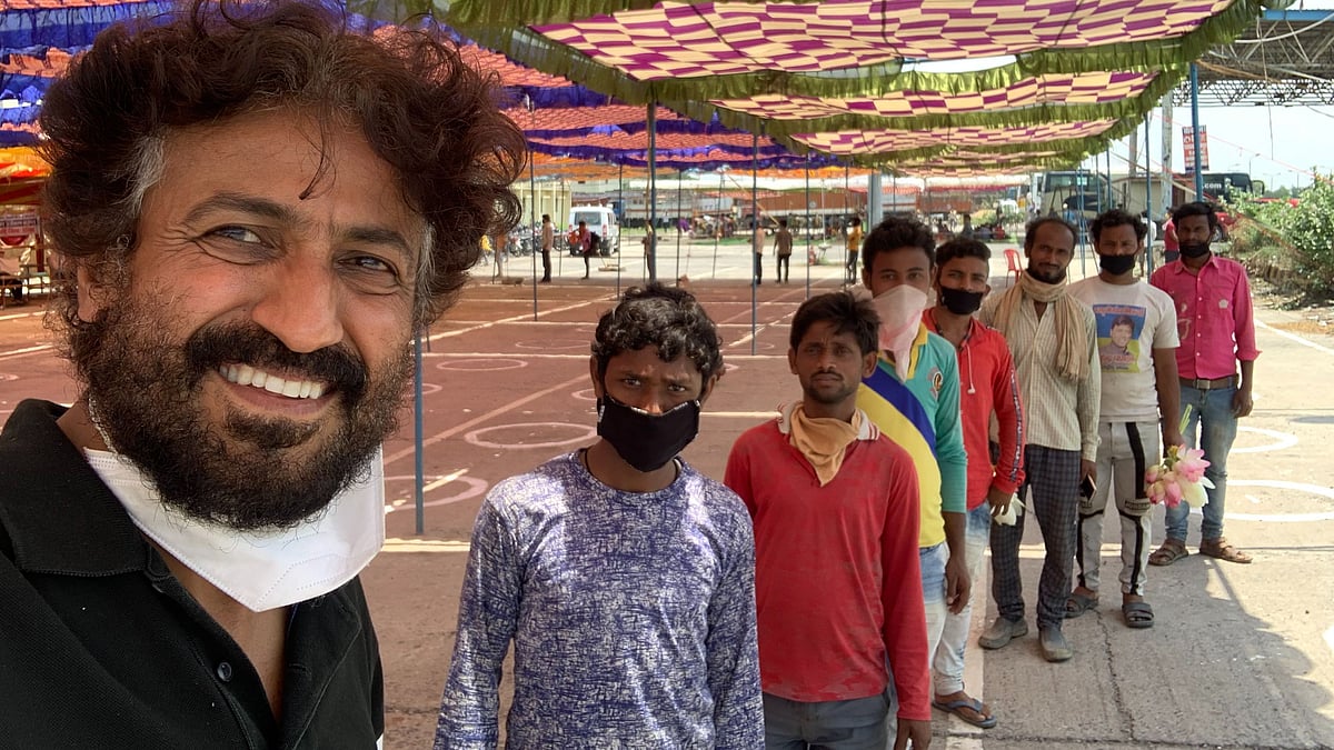 <div class="paragraphs"><p>Vinod Kapri with the seven migrant workers he documented in '1232 KMS'</p></div>