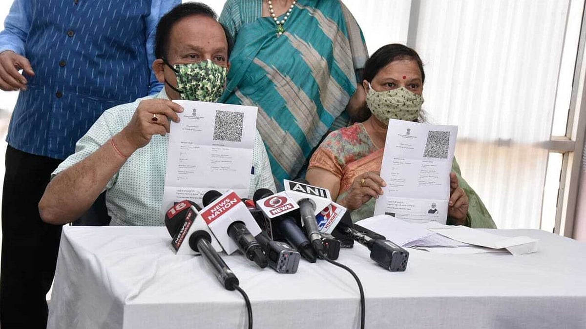 Union Health Minister Harsh Vardhan (left) on Tuesday, 30 March, received the second dose of COVID-19 vaccine at Delhi Heart & Lung Institute.