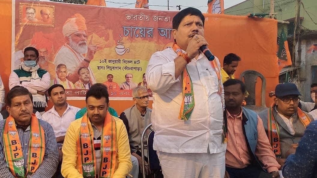 Workers of the two parties were engaged in a violent altercation near BJP MP Arjun Singh’s house in the wee hours of Thursday, 18 March.