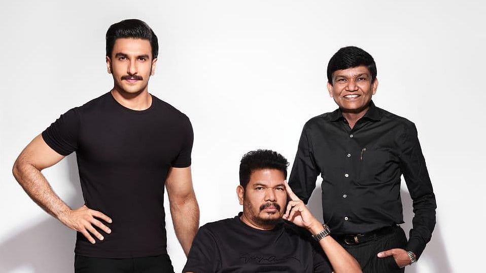 <div class="paragraphs"><p>Ranveer Singh will star in Hindi remake of Vikram's Anniyan.</p></div>