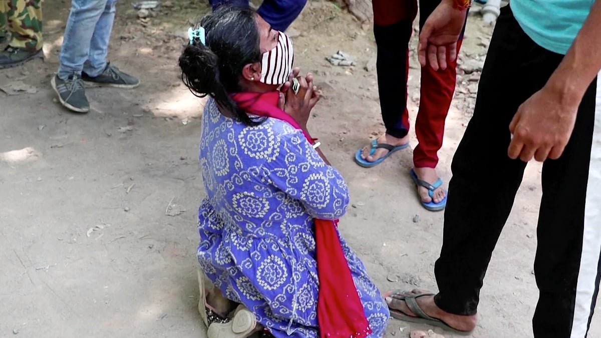  Shruti Saha, who lost her mother due to a shortage in oxygen supply, wails on a Delhi street.