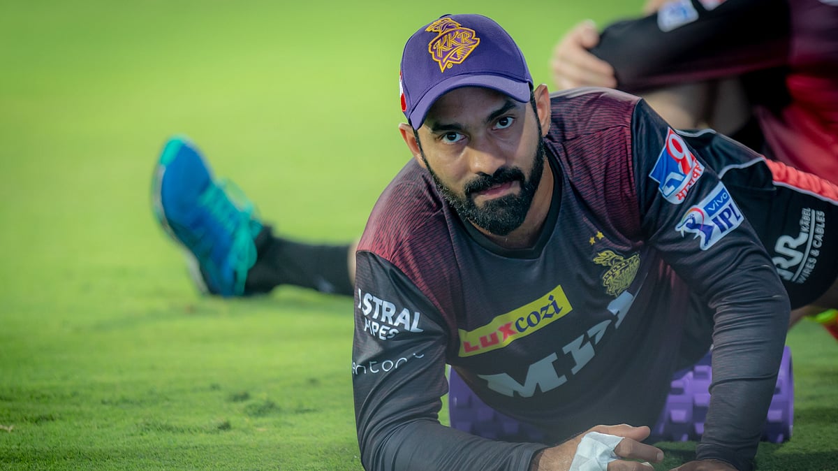 Dinesh Karthik warming up before the game against SRH.&nbsp;