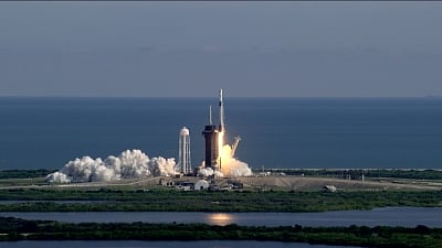 <div class="paragraphs"><p>Elon Musk's SpaceX has won NASA's moon lander contract.</p></div>
