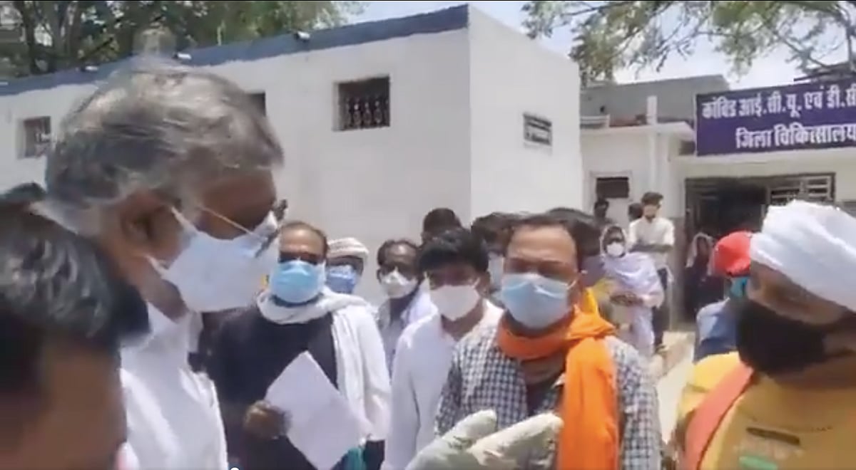 Union Minister and BJP leader Prahlad Patel threatens to slap a man asking for oxygen.