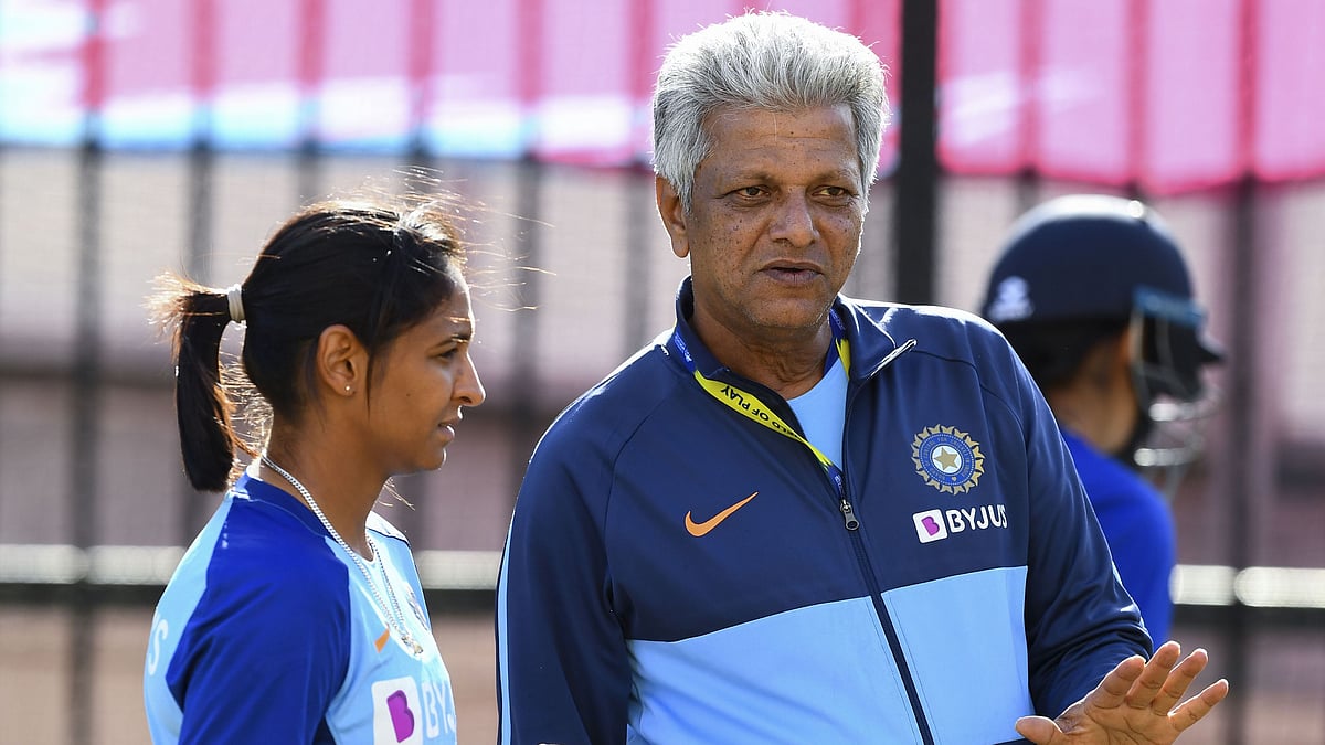 WV Raman and Harmanpreet Kaur in conversation during a training session. 