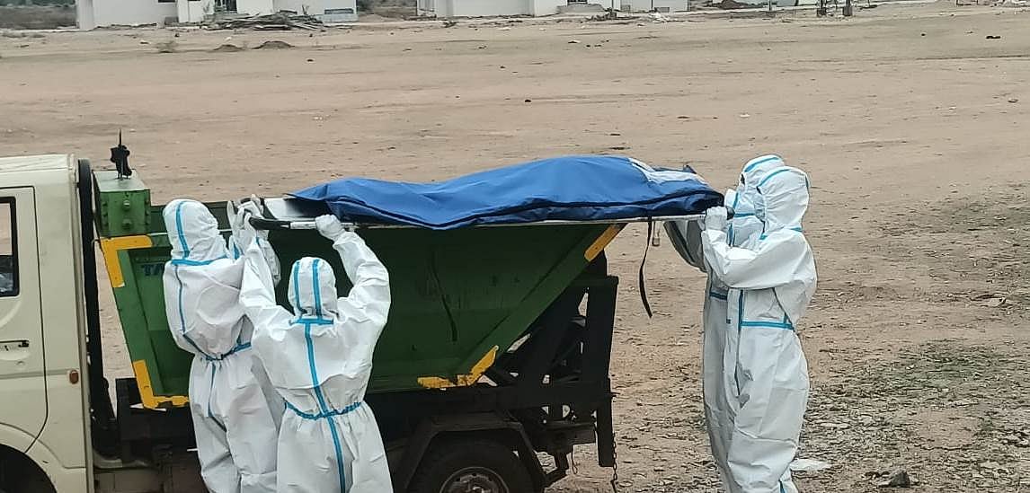 In Chhattisgarh’s capital, Raipur, COVID bodies were seen transported in garbage vehicles. 