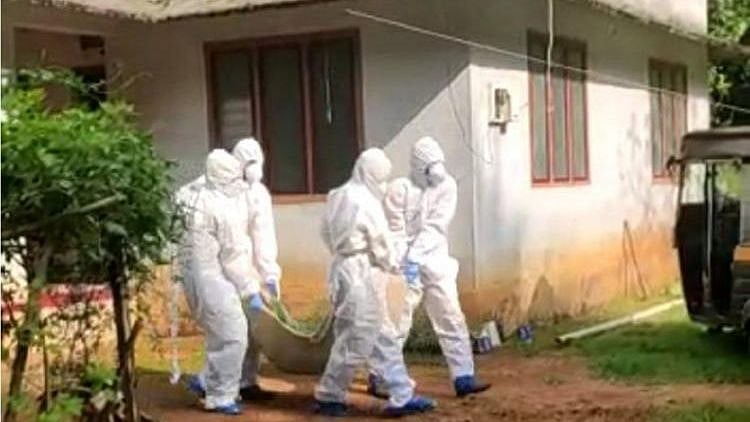 <div class="paragraphs"><p>A 57-year-old man in Kerala, suspected to have COVID-19, was transported to a hospital in an open pickup truck.</p></div>