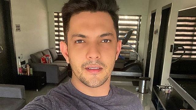 <div class="paragraphs"><p>Singer Aditya Narayan got upset with a fan who was recording his performance of 'Aaj Ki Raat' from 'Don' at a concert in Bhilai, Chhattisgarh.</p></div>