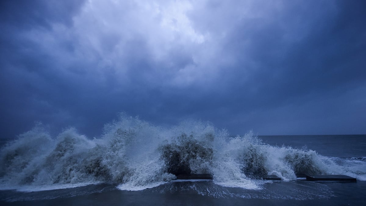 Rough sea in the Bay of Bengal ahead of Cyclone Yaas landfall, at Digha in East Midnapore district on Tuesday.