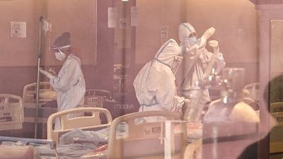 <div class="paragraphs"><p>Despite widespread <a href="https://www.thequint.com/videos/no-deaths-due-to-oxygen-shortage-the-dead-dont-lie#read-more">reportage</a> on deaths owing to the lack of oxygen during the second wave of the virus, the UP health minister went on to say that death certificates of the 22,915 patients who died of the virus made no such mention. Image used for representative purposes.&nbsp;</p></div>