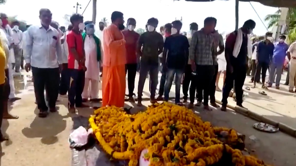 <div class="paragraphs"><p>Watch: Hundreds Flout COVID-19 Rules to Attend Funeral of Horse</p></div>