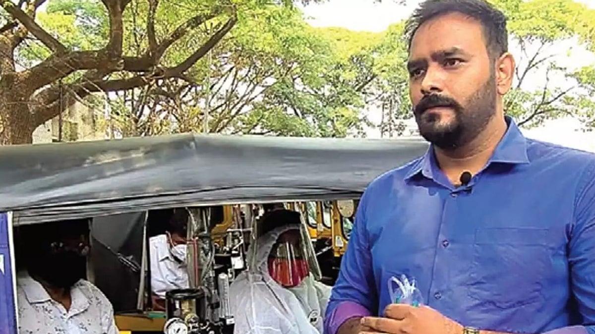 Dr Keshav Kshirsagar and his ‘<i>jugaad</i> ambulance.’