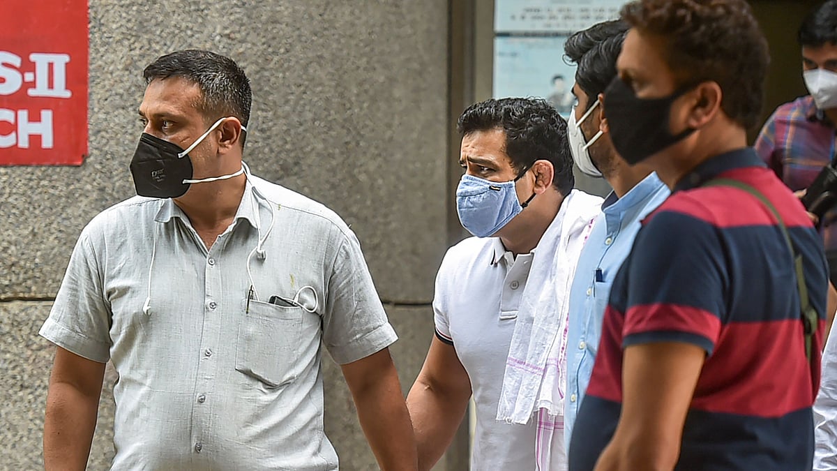 <div class="paragraphs"><p>Sushil Kumar (wearing blue mask) being brought to court in New Delhi on 2 June. </p></div>