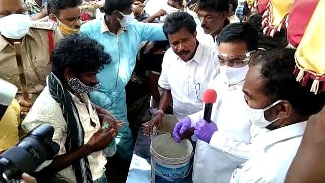 MLA Kakani Govardhan Reddy and Anandaiah distributing ayurvedic ‘COVID cure’. 