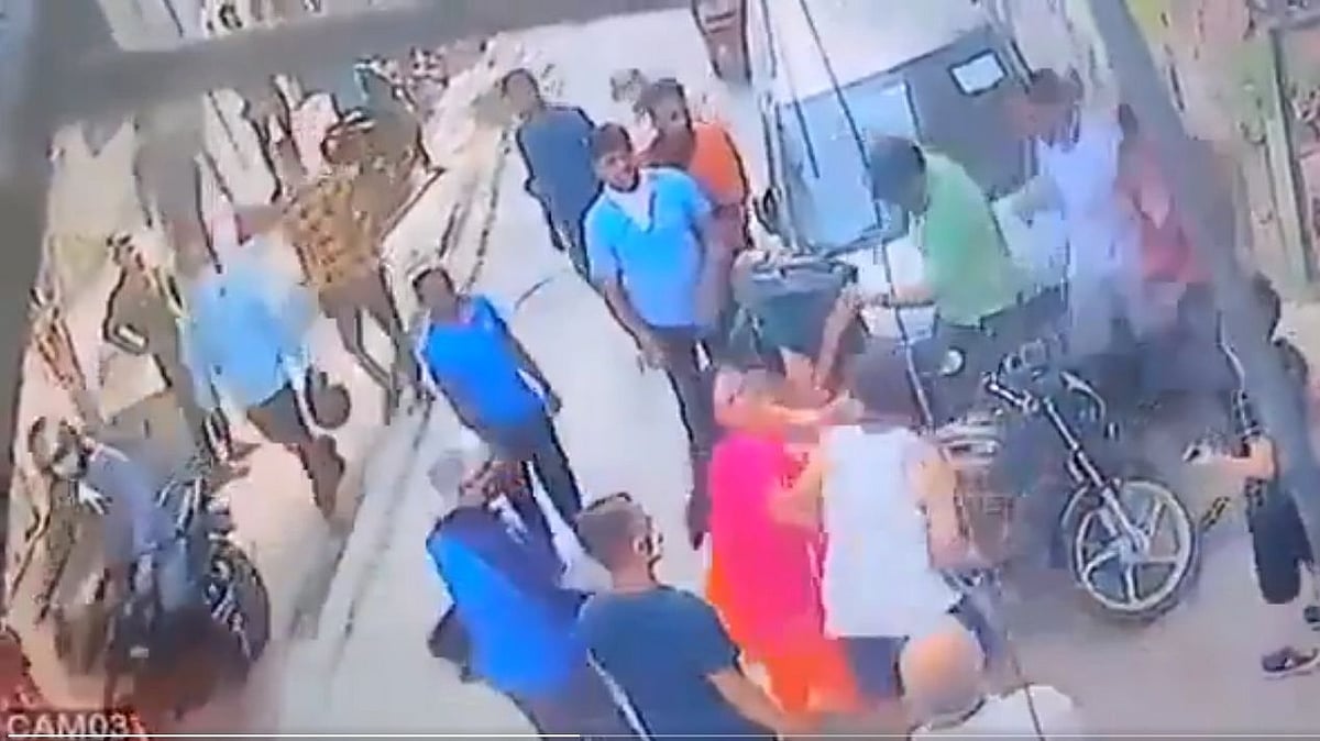 A biker and his co-passenger were reportedly assaulted in Delhi’s Palam area on Friday, 18 June, following a brawl that broke out when their vehicle allegedly grazed against a scooter.