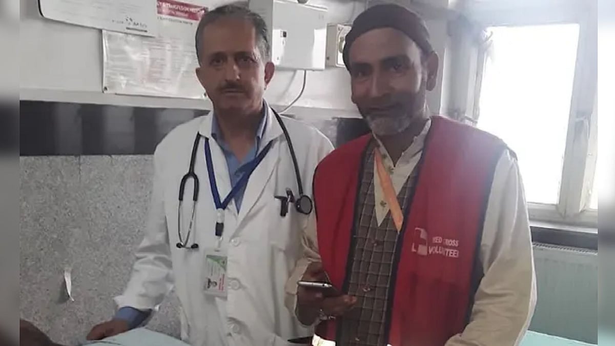 <div class="paragraphs"><p>Shabir Hussain Khan (right), the 'Blood Man of Kashmir'</p></div>