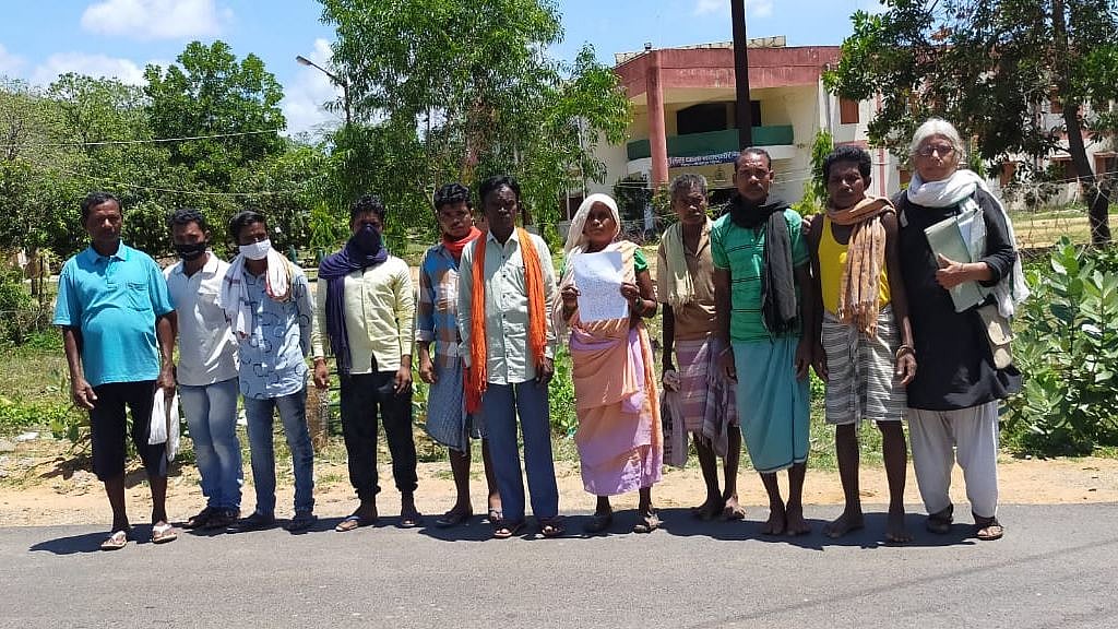 Payke Veko’s kin along with lawyer and activist Bela Bhatiya outside the Nelasnar police station, Bijapur, Chhattisgarh.