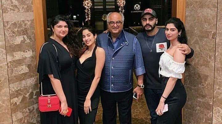 <div class="paragraphs"><p>Anshula Kapoor (L) with father Boney Kapoor and siblings Janhvi, Arjun, and Khushi Kapoor</p></div>