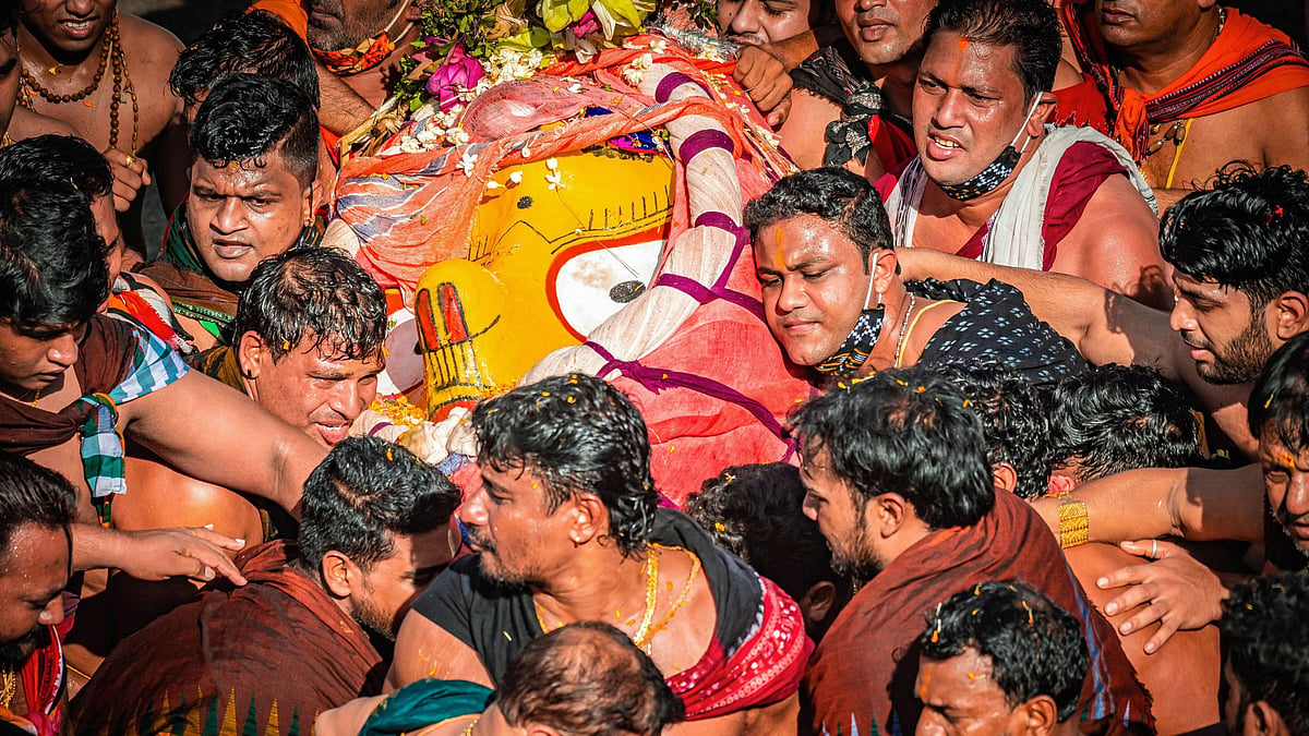 <div class="paragraphs"><p>Devotees perform rituals during the annual Rath Yatra festival in Puri, Monday, 12 July.</p></div>