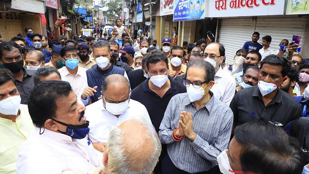 <div class="paragraphs"><p>CM Thackeray paid a visit to the Chiplun market in order survey the damage suffered by the traders and shopkeepers of the locality.</p></div>