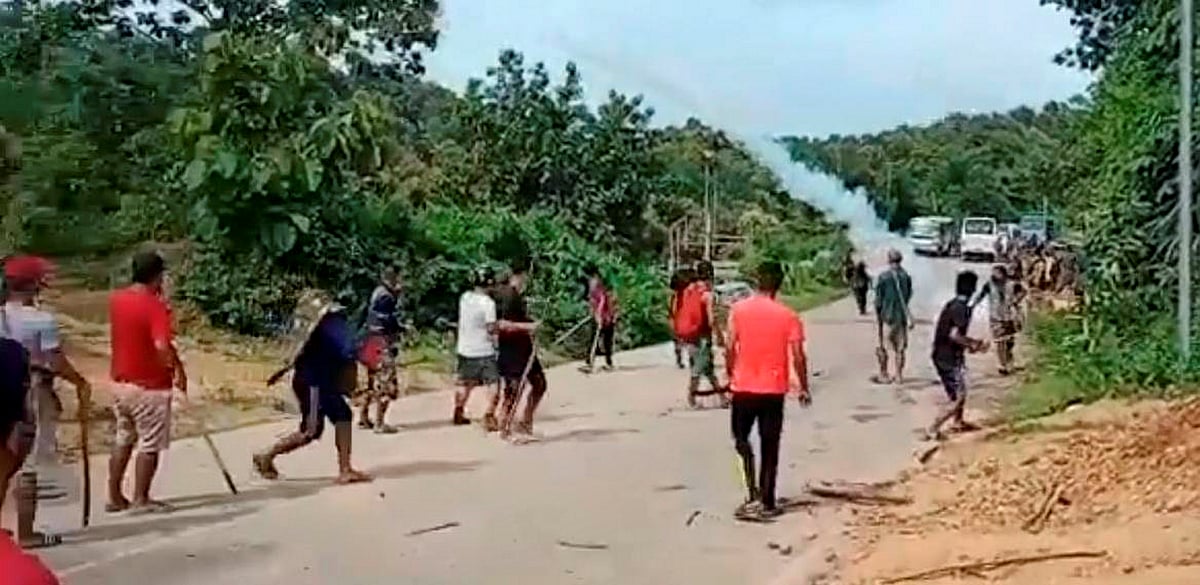 <div class="paragraphs"><p>Police personnel and locals during a clash at the Assam-Mizoram border on 26 July. </p></div>