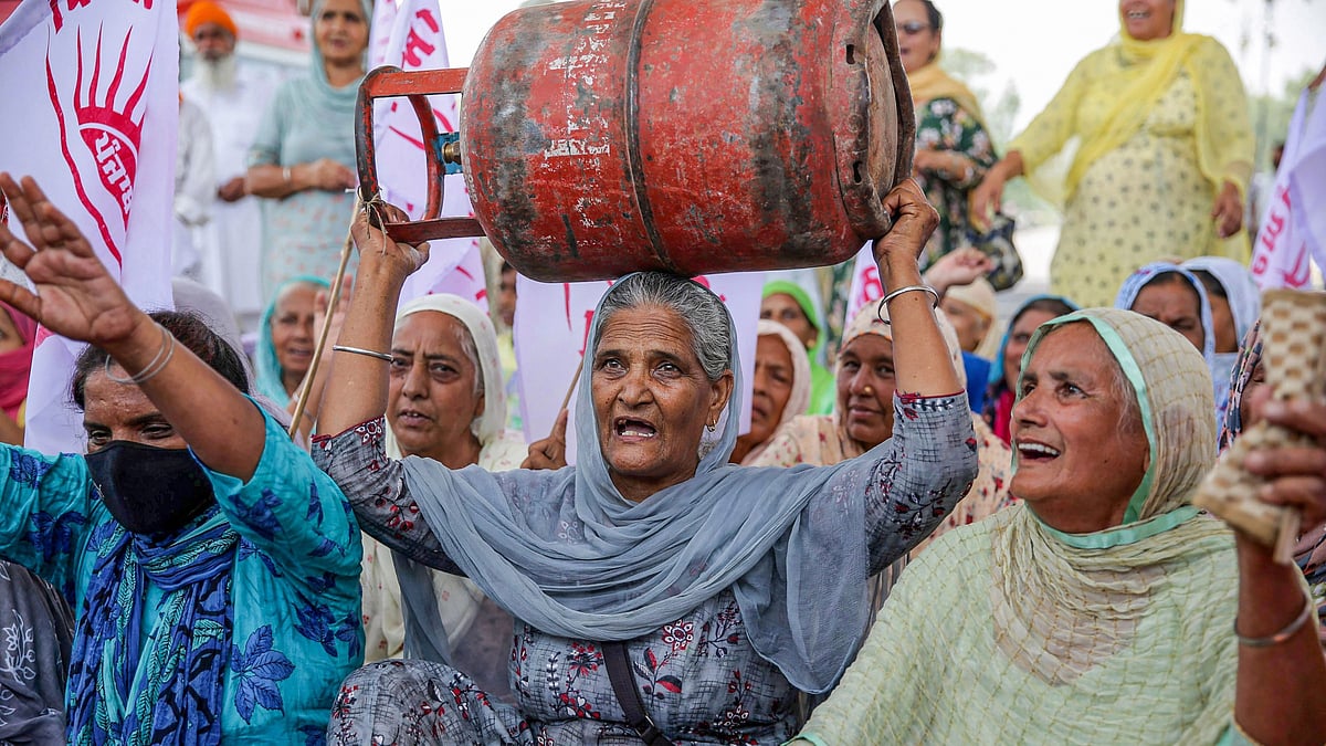 <div class="paragraphs"><p>Farmers shout slogans against Prime Minister Narendra Modi during a protest against the hike in petrol, diesel and cooking gas prices, at the Golden Gate on the outskirts of Amritsar on Thursday, 8 July.</p></div>
