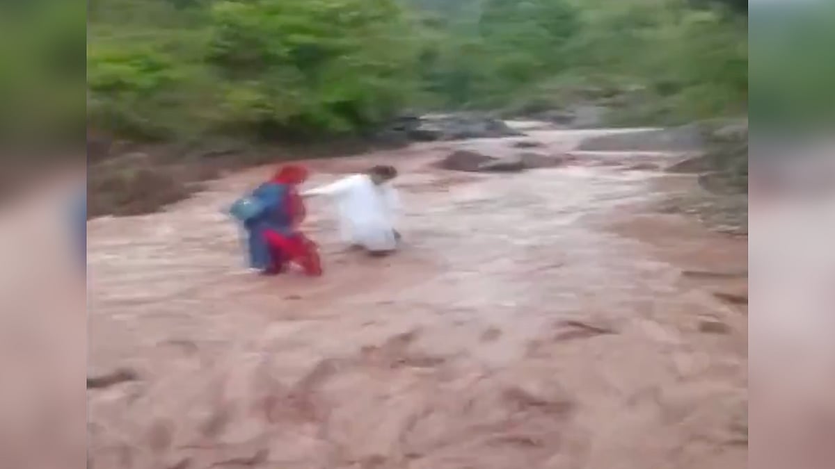 <div class="paragraphs"><p>Healthcare workers in J&K crossing river to vaccinate village.</p></div>