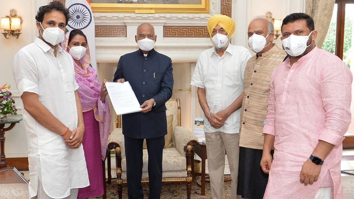 <div class="paragraphs"><p>Shiromani Akali Dal Leader Harsimrat Badal-Led Delegation Meets President Ram Nath Kovind: Farm Laws, Pegasus Raised</p></div>