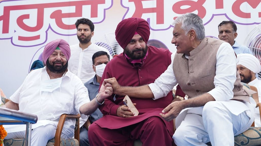 <div class="paragraphs"><p>Captain Amarinder Singh and outgoing PCC chief Sunil Jakhar welcome Navjot Sidhu as the new Punjab Congress president. </p></div>