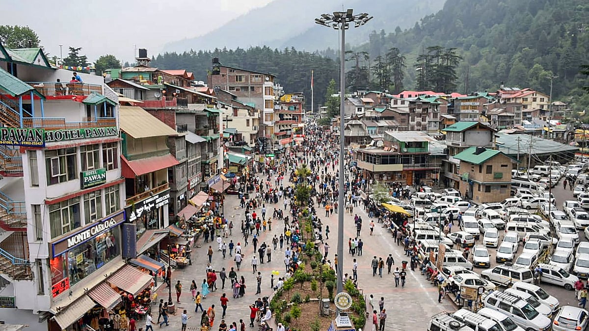 <div class="paragraphs"><p>Tourists visit the Mall Road after relaxation in COVID-19 curfew in Manali.</p></div>