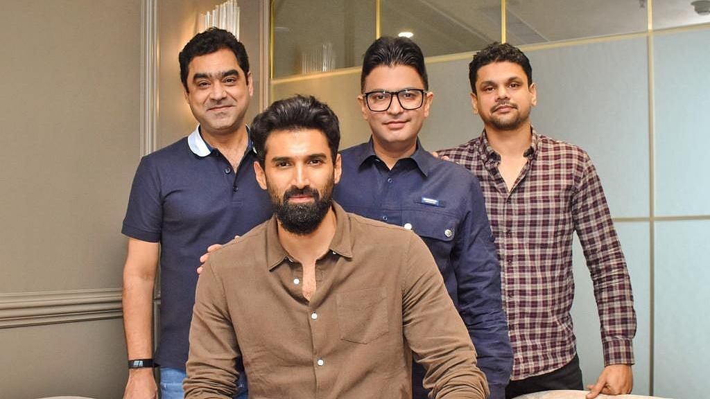 <div class="paragraphs"><p>Aditya Roy Kapur to star in the Hindi remake of Thadam, produced by Bhushan Kumar and Murad Khetani.</p></div>