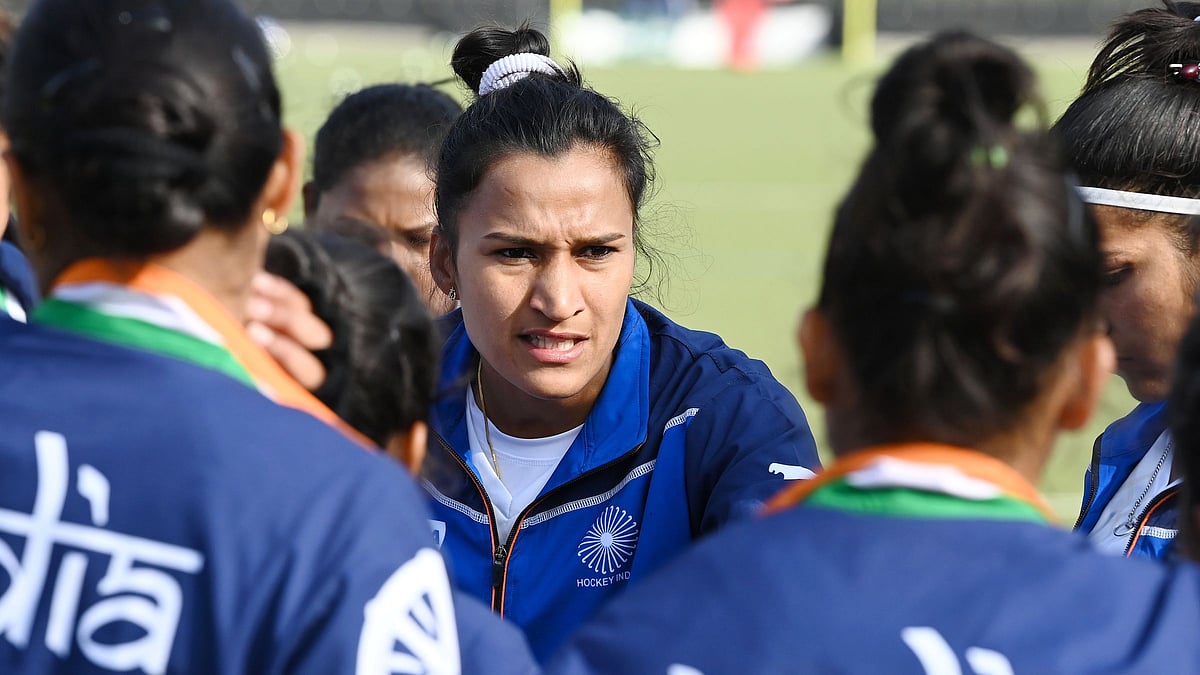<div class="paragraphs"><p>Tokyo Olympics: Indian captain Rani Rampal speaks to her team in a huddle ahead of their opening game in Tokyo </p></div>