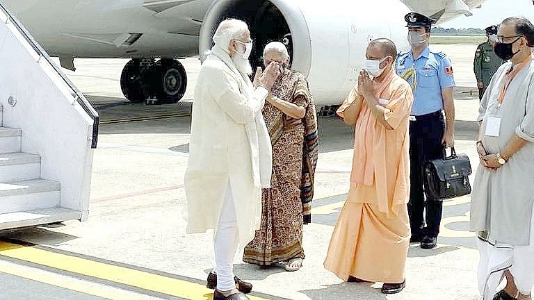 <div class="paragraphs"><p>(PM Narendra Modi lands in Varanasi.)</p></div>