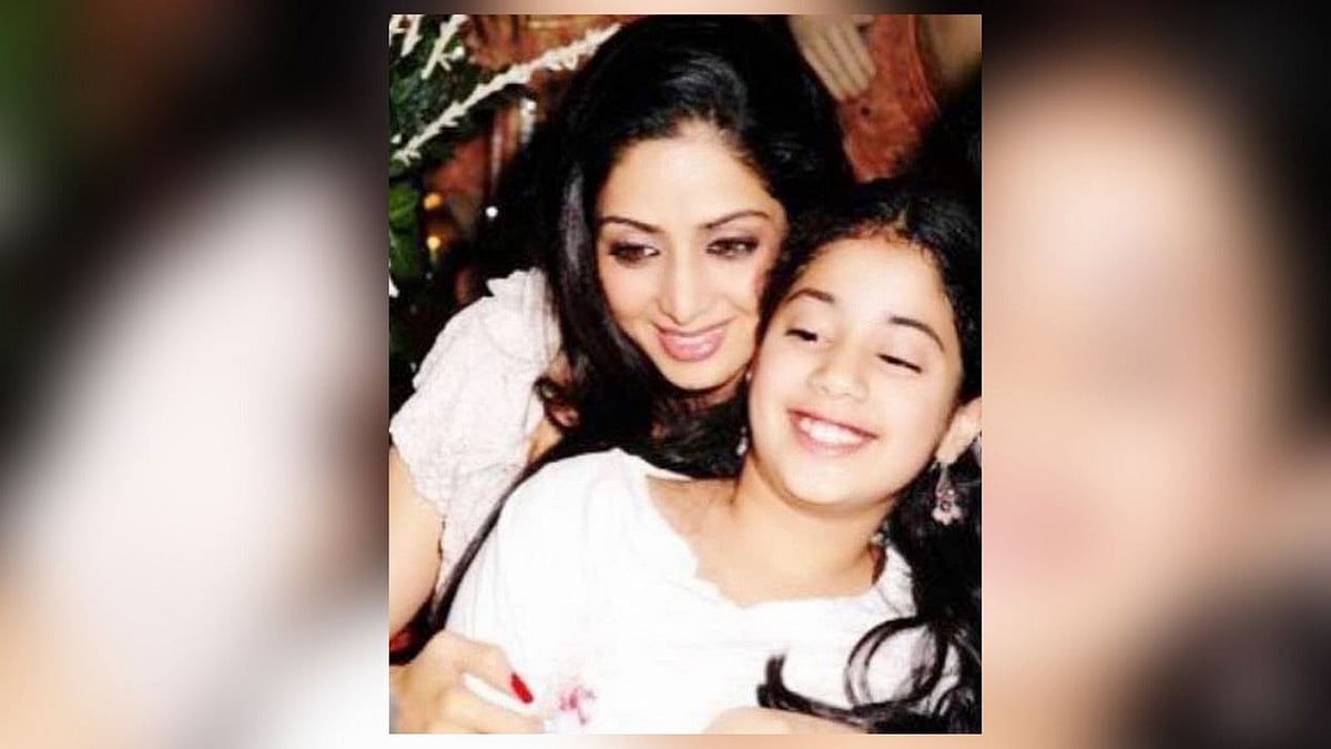 <div class="paragraphs"><p>Janhvi Kapoor with her mom Sridevi. </p></div>