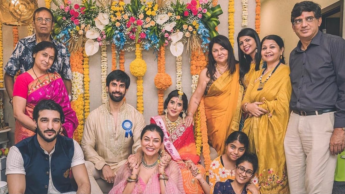 <div class="paragraphs"><p>Charu Asopa at her baby shower, with husband Rajeev Sen, sister-in-law Sushmita Sen and family.</p></div>