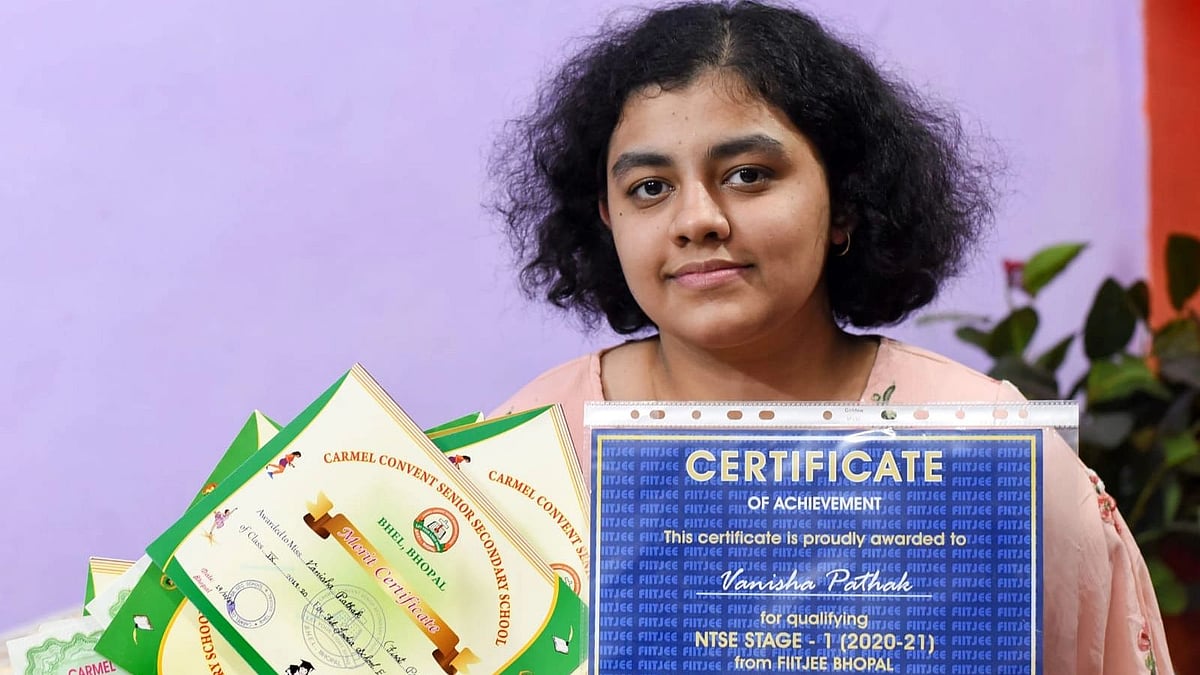 <div class="paragraphs"><p>Vanisha Pathak, who topped CBSE Class 10 Board Exams amidst suffering the loss of both her parents has been receiving loan repayment notices from LIC.&nbsp;</p></div>