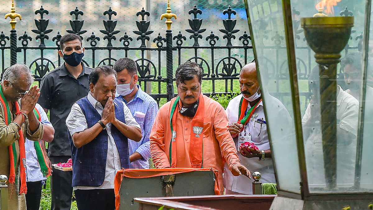 <div class="paragraphs"><p>Union Minister Narayan Rane pays homage to Shiv Sena founder late Balasaheb Thackeray at his memorial on Thursday, 19 August.</p></div>
