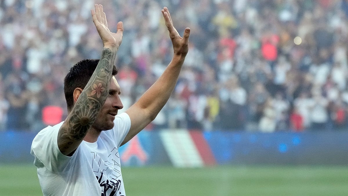 <div class="paragraphs"><p>Messi acknowledges the PSG fans&nbsp;</p></div>