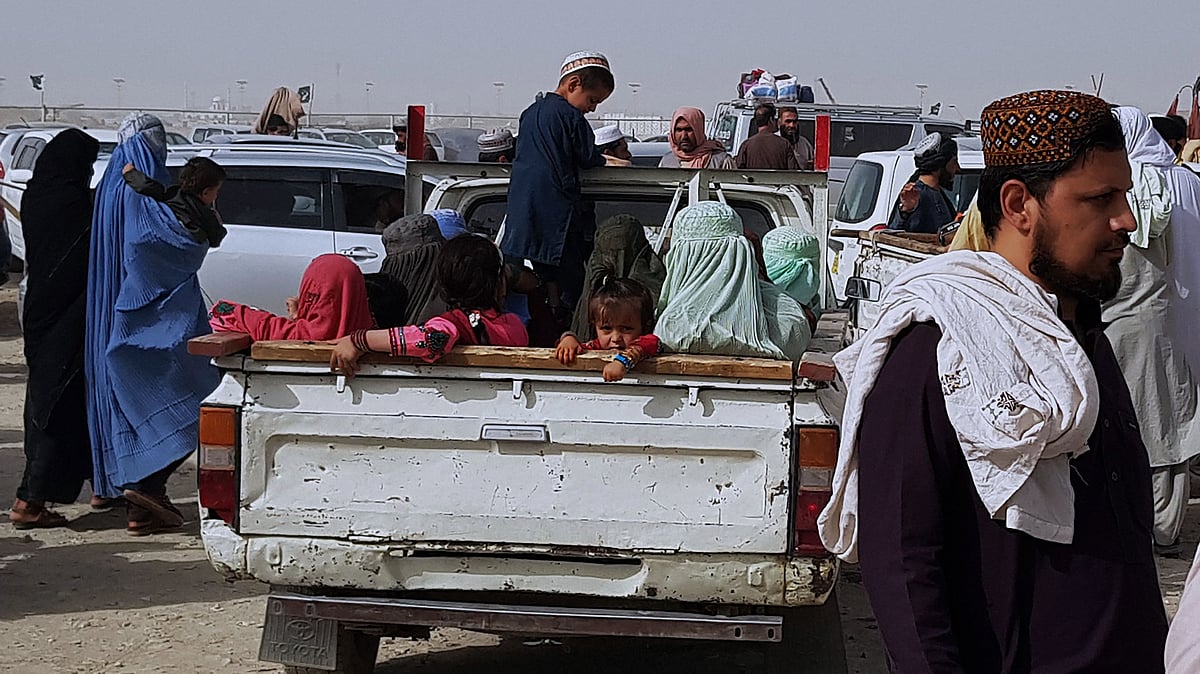 <div class="paragraphs"><p>Stranded people arrive to cross the border at Chaman, Afghanistan. Photo for representational purposes.</p></div>