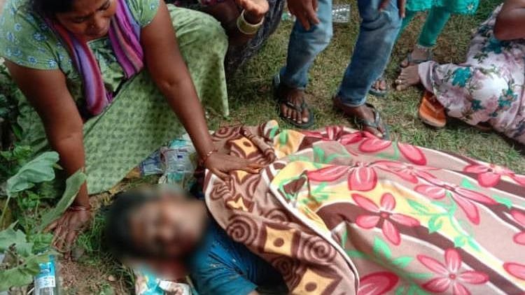 <div class="paragraphs"><p>Two men died in Hyderabad while cleaning a manhole.</p></div>