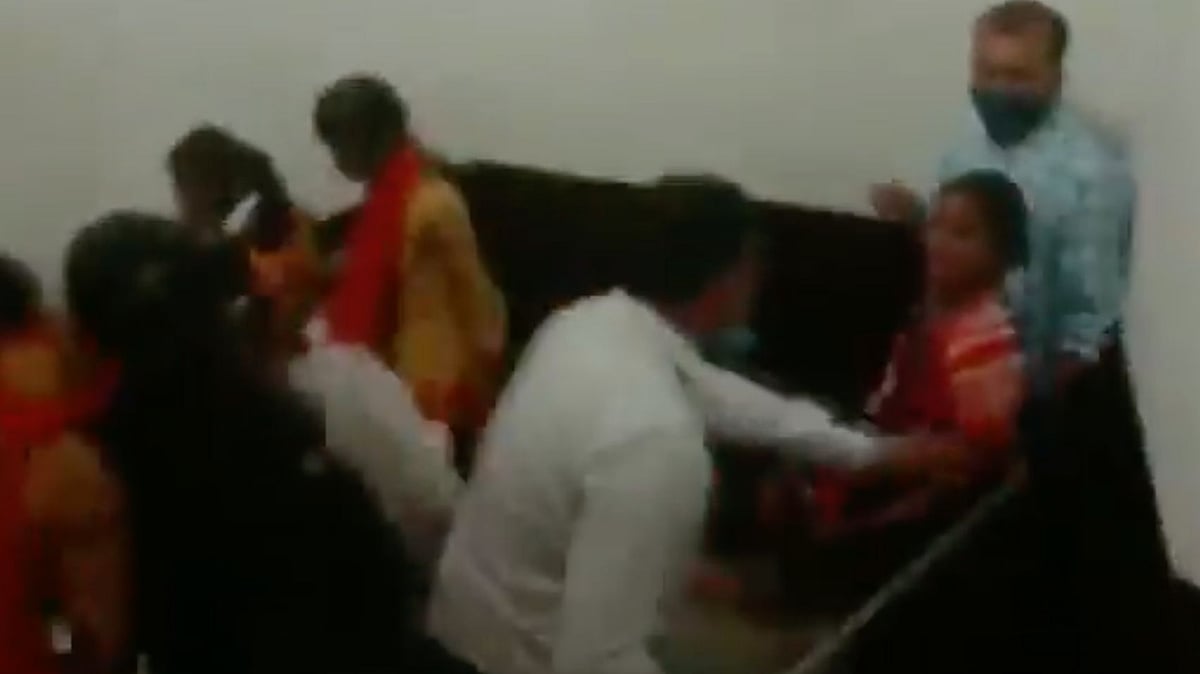 <div class="paragraphs"><p>Girl students in Dhanbad who were protesting over the board examination results declared by the Jharkhand Academic Council (JAC), were allegedly lathi-charged by the Jharkhand Police on Friday, 6 August.</p></div>