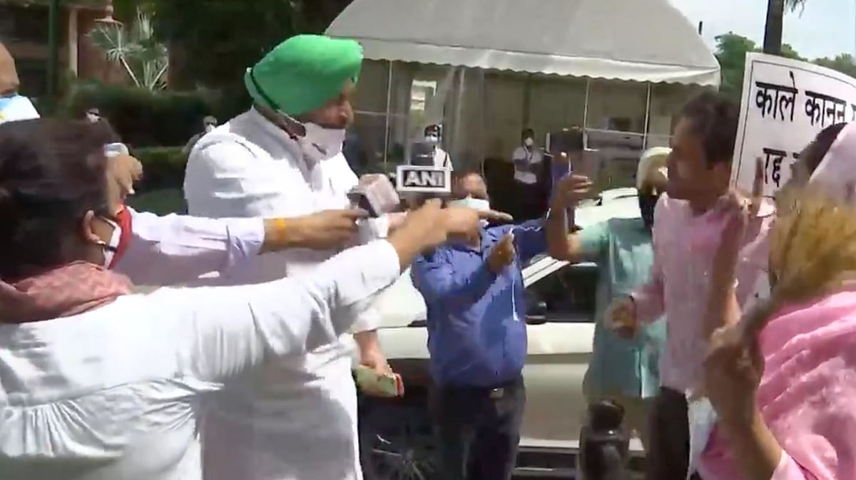 <div class="paragraphs"><p>Congress MP Ravneet Singh Bittu argues with SAD MP Harsimrat Kaur Badal.</p></div>
