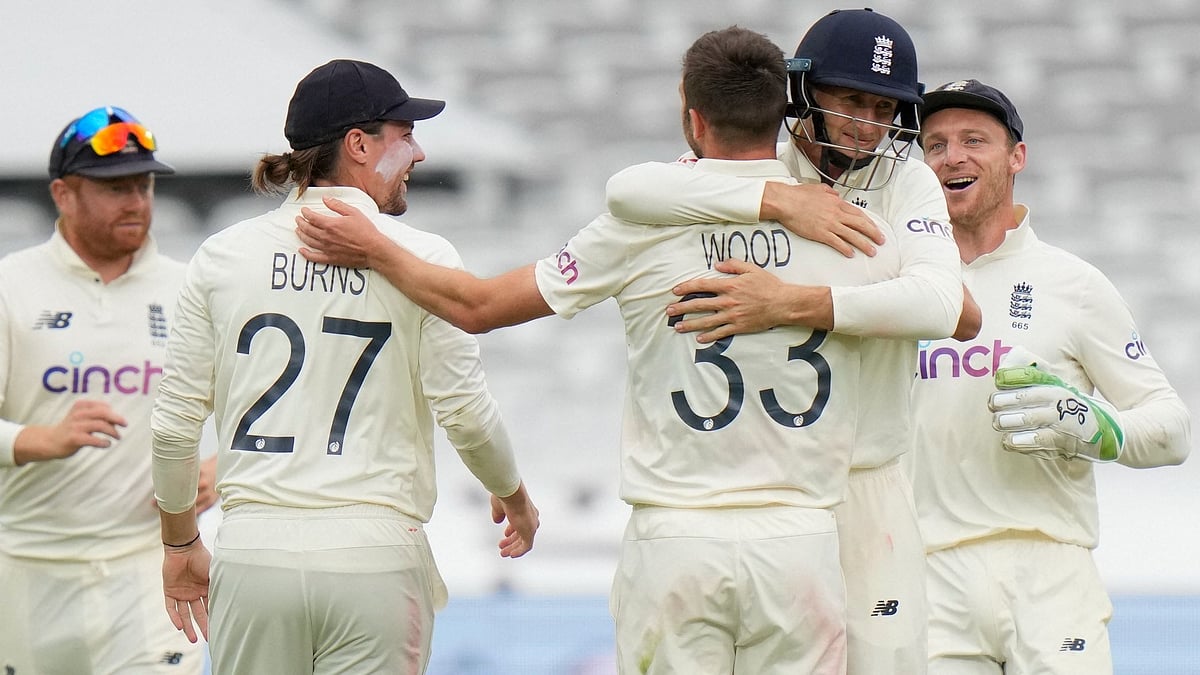 <div class="paragraphs"><p>England players celebrate the fall of an Indian wicket on Sunday</p></div>