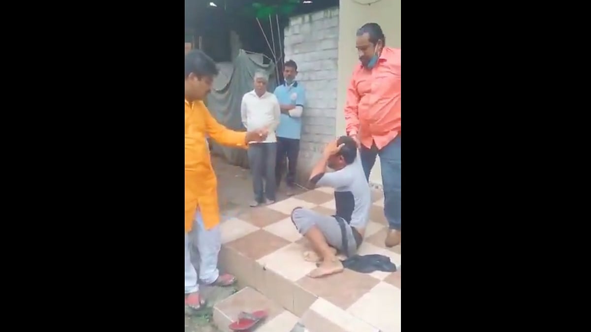 <div class="paragraphs"><p>A Muslim bangle seller in Madhya Pradesh’ Indore,  was brutally beaten, abused and looted by a group of men.</p></div>
